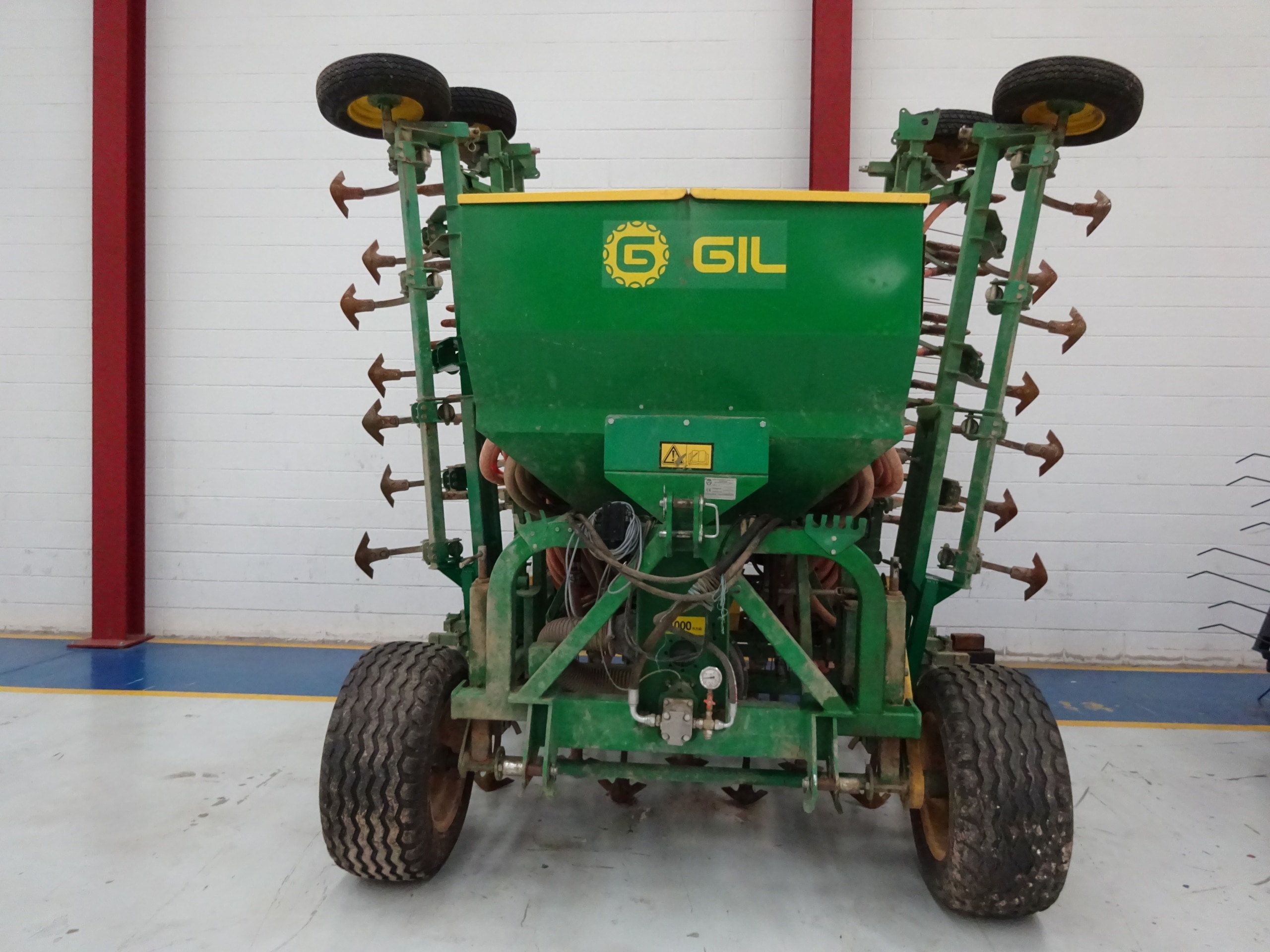 GIL- Sembradora neumática usada de reja con cultivador delantero-image