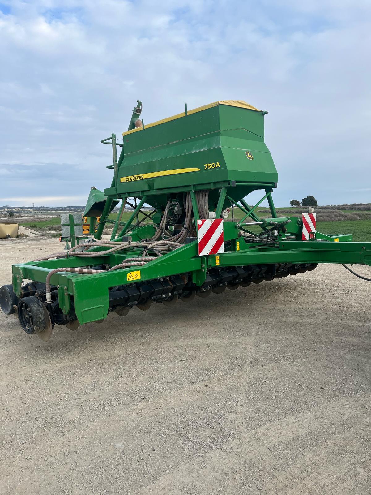 JOHN DEERE- Sembradora neumática usada de 6 metros-image