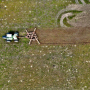 Diferencias entre las herramientas agrícolas antiguas y modernas