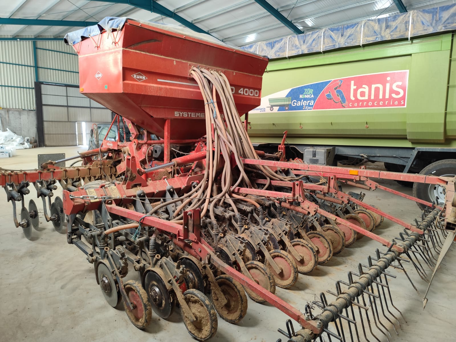 KUHN - Sembradora neumática usada de 4 metros-image